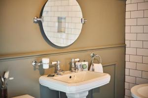 a bathroom with a sink and a mirror at Alnwick 2 Bed Cottage Stay, Joe's Cottage in Alnwick +20 photos