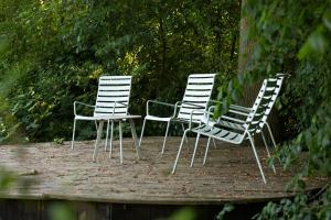 three white chairs sitting on top of a deck at Yart in Scharendijke