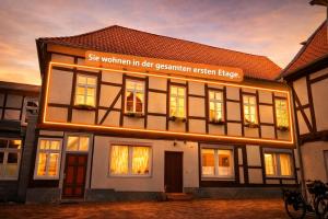 a building with a sign that says she women in deter generation autismaez at Gästeliebling, Apartment Piepmäker mit Parkplatz und Terrasse, Bahnhof fußläufig in Goslar