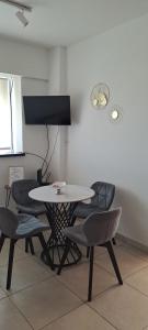a table and chairs in a room with a tv at Despertar Urbano in Corrientes
