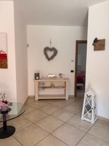a room with a table and a heart on the wall at B&B London 2010 in Vizzola Ticino
