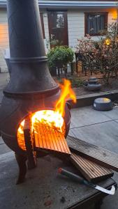 a fire in a stove in a yard at Chalet Del Sole in Voorthuizen