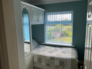 a room with a window and a window seat next to a window at Solihull Twin Room Wi-fi, TV in Solihull