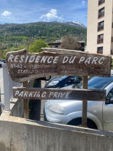 a sign for a parking park in a parking lot at Résidence du parc in Briançon