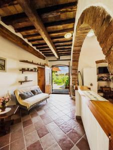 a living room with a couch and a table at Il giardino di Nara in San Gimignano