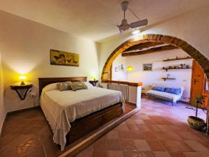 a bedroom with a bed and a couch in a room at Il giardino di Nara in San Gimignano
