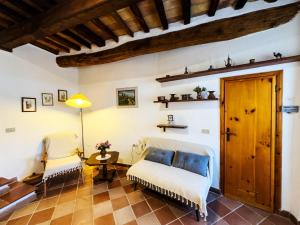 a living room with two chairs and a table at Il giardino di Nara in San Gimignano