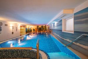 a swimming pool in a hotel with a view of the ocean at Villa del Mar in Niechorze