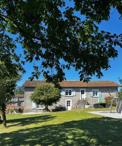 a view of a house from the lawn at Le Nid Douillet in Chirac