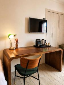 a wooden desk with a chair in a room at L'Imprevisto in Grasse
