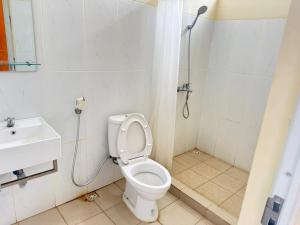 ein Badezimmer mit Toilette und Waschbecken in der Unterkunft Hotel Caredek in Solok + 39 Fotos