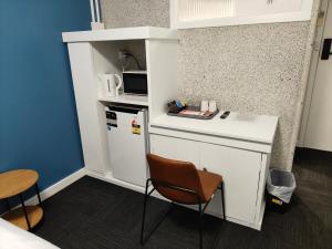 a small kitchen with a counter and a chair at Tintinara Hotel in Tintinara +14 photos