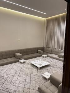 a living room with a couch and a table at شالية درة الرحاب in Buraydah