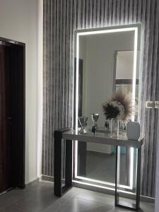 a mirror in a room with a table in front of it at شالية درة الرحاب in Buraydah