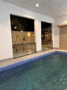 a swimming pool in front of a building at شالية درة الرحاب in Buraydah