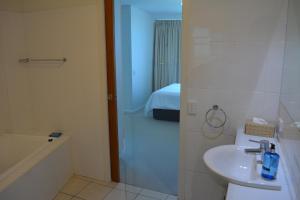 Bilik mandi di Wallaroo Marina Luxury Apartment