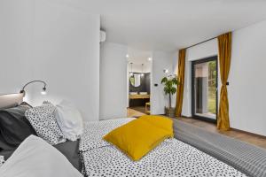 ein Wohnzimmer mit einer Couch und einem gelben Kissen in der Unterkunft Vila Prisunca with jacuzzi & swimming pool in Pazin + 38 Fotos