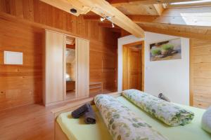 a bedroom with wooden walls and a bed in a room at Lienelehof in Moso