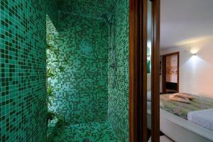 a bathroom with a green tiled wall at DiemmeStudio in Salerno
