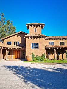 a large brick house with a tile roof at Casona el Refugio Casablanca in Casablanca