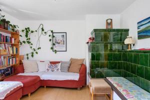 a living room with a couch and a book shelf at Ferienwohnung Am Seebach, 80 Qm in Titisee-Neustadt
