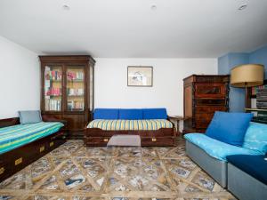 a living room with two blue couches and a couch at De Vivo Realty - Coco's Apartments in Meta
