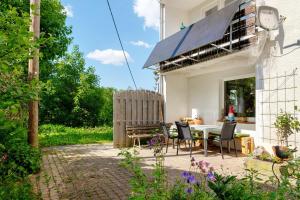 a patio with a table and chairs in a yard at Ferienwohnung Am Seebach, 80 Qm in Titisee-Neustadt