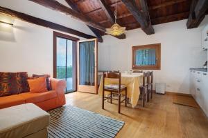 a living room with a couch and a table at Cozy Country Loft Oleandro in Chioggia