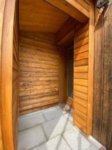 an empty sauna with a wooden wall at Racoon Lounge in Bad Liebenstein
