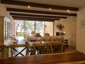 una sala da pranzo con tavolo e sedie di Casa Belmez a Valle de Bravo