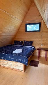 a bed in a log cabin with a window at Dsegh Eco Home in Dsegh