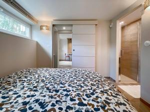 a bedroom with a large bed in a room at Proche Luxembourg et centrale Cattenom in Hettange-Grande
