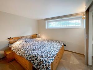 a bedroom with a bed and a window at Proche Luxembourg et centrale Cattenom in Hettange-Grande