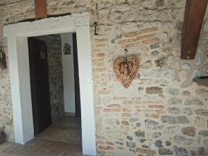 a stone wall with a heart hanging on it at Il Pozzo dei Desideri Vintage in Spilimbergo