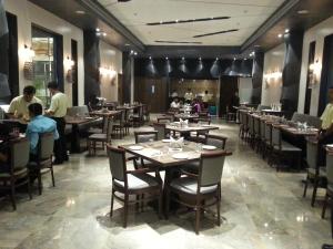 Restoran või mõni muu söögikoht majutusasutuses Enrise By Sayaji Ahmednagar