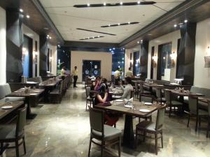 Restoran või mõni muu söögikoht majutusasutuses Enrise By Sayaji Ahmednagar