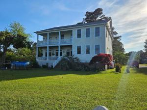 ein großes weißes Haus mit einem großen Garten in der Unterkunft Gloucester House with Sea View in Gloucester
