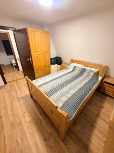 a large bed in a room with a wooden floor at Zlatibor week house in Palisat