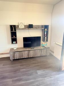 a living room with a fireplace with a wooden coffee table at Zlatibor week house in Palisat
