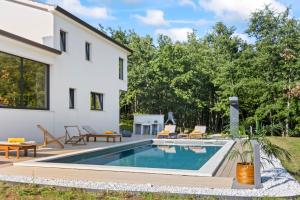 ein Garten mit Swimmingpool und ein Haus in der Unterkunft Vila Prisunca with jacuzzi & swimming pool in Pazin