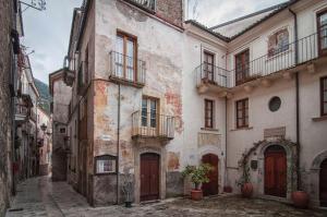 an alley in an old town in italy at Le stanze di NinFa in Pacentro