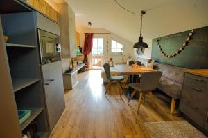 a kitchen and dining room with a table and chairs at Appartement Sandra in Stumm