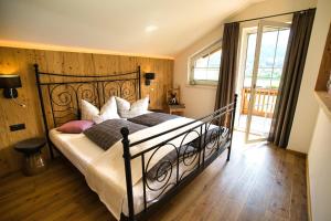 a bedroom with a bed with a wrought iron headboard at Appartement Sandra in Stumm