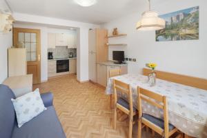 a kitchen and dining room with a table and chairs at Appartamenti Lella in Vigo di Fassa