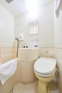 uma casa de banho com um WC e um lavatório em Hotel Select Inn Aomori em Aomori