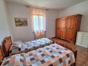 a bedroom with two beds and a dresser at Casa Vacanze Il Viaggiatore in San Benedetto del Tronto