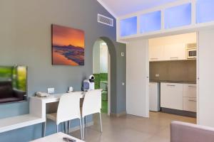 a kitchen and dining room with a table and chairs at Hyde Park Lane in Puerto del Carmen