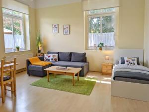 a living room with a couch and a bed at Ferienwohnung Barbarossa - Holly in Rottleben