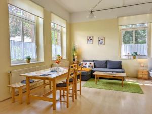 a living room with a table and a blue couch at Ferienwohnung Barbarossa - Holly in Rottleben