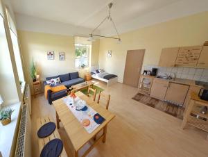 a living room with a table and a couch at Ferienwohnung Barbarossa - Holly in Rottleben